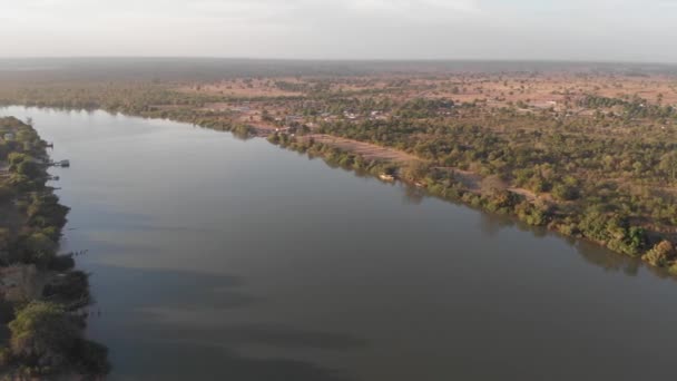 Vista Aérea Del Río Gambia Ciudad Janjanbureh — Vídeo de stock