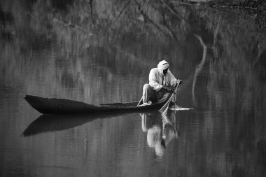 Geleneksel fisherboat pulli bilinmeyen yoksul Afrika balıkçı