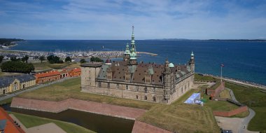 Danimarka'daki eski Kronborg kalesinin havadan görünümü