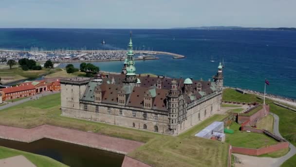 Vista Aérea Del Antiguo Castillo Kronborg Situado Helsingoer Dinamarca — Vídeo de stock