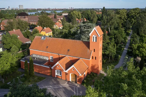 Letecký pohled na kostel Roedovra, Dánsko — Stock fotografie