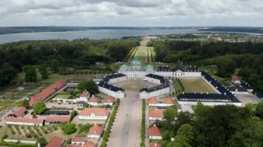 Danimarka'da Zelanda'da bulunan Fredensborg Sarayı'nın havadan görünümü