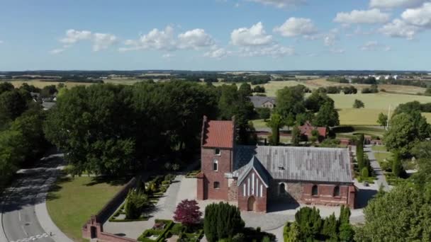 Вид Воздуха Церковь Смоерум Расположенную Территории Зеландии Дании — стоковое видео