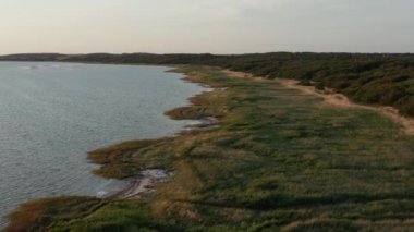 Danimarka'da Zelanda'da bulunan Jaegerspris körfezinde güzel bir gün batımıhavadan görünümü
