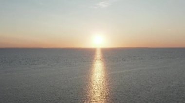 Danimarka'da Zelanda'da bulunan Jaegerspris körfezinde güzel bir gün batımıhavadan görünümü