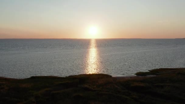 デンマークのニュージーランドに位置するイェーガースプリス湾の美しい夕日の航空写真 — ストック動画