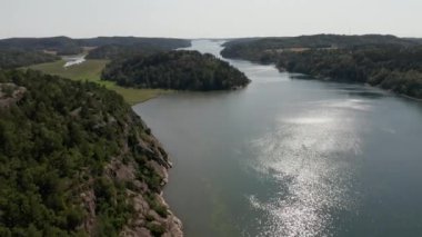 Sıcak ve güneşli bir günde Batı İsveç'in güzel doğasının havadan görünümü