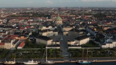 Danimarka'nın Kopenhag kentinde gün doğumunda bulunan Amalienborg Kalesi'nin havadan görünümü