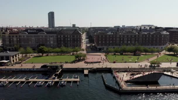 美しく晴れた日のデンマークのコペンハーゲンウォーターフロントの航空写真 ストック映像