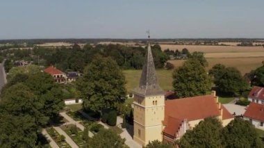 Danimarka'da Zelanda'da bulunan Magleby kilisesinin havadan görünümü