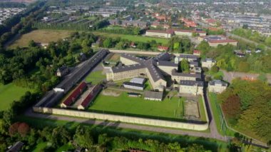 Herstedvester, Danimarka - Eylül 2019: Danimarka'da Zelanda'da bulunan Herstedvester Hapishanesi'nin havadan görünümü
