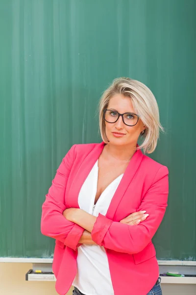 Jovem Bonita Professora Trabalhando Sua Sala Aula — Fotografia de Stock