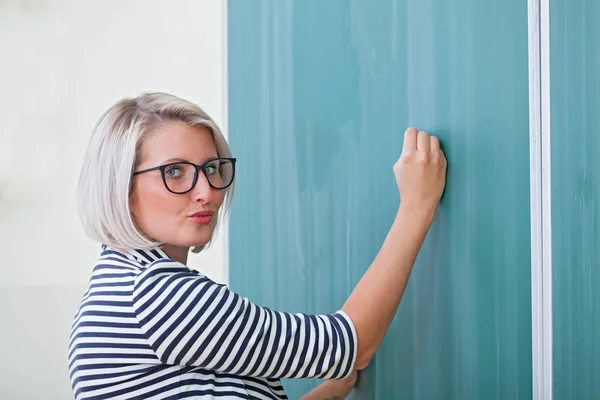 Jovem Bonita Professora Trabalhando Sua Sala Aula — Fotografia de Stock