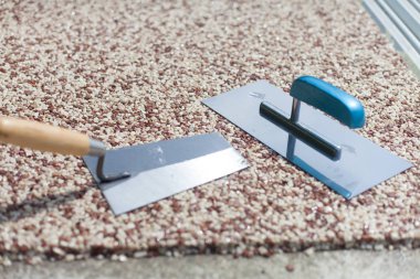 Araçları ile renkli beton çevresinde havuzu