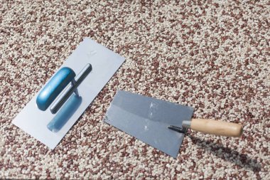 Araçları ile renkli beton çevresinde havuzu