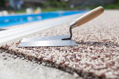 Araçları ile renkli beton çevresinde havuzu
