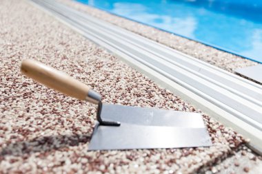 Araçları ile renkli beton çevresinde havuzu
