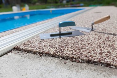 Araçları ile renkli beton çevresinde havuzu