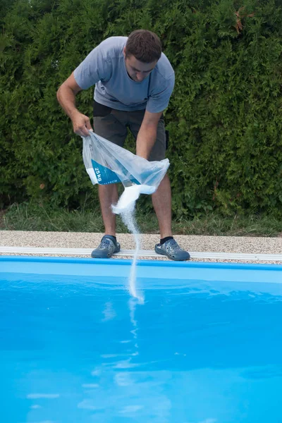 Hombre Complementa Sal Marina Piscina Casera — Foto de Stock