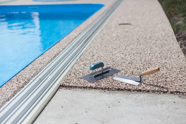 Concreto Colorido Torno Piscina Com Ferramentas — Fotografia de Stock