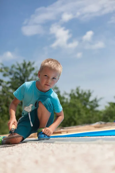 Ragazzino Sta Lavorando Nuovo Marciapiede Intorno Alla Piscina — Foto Stock