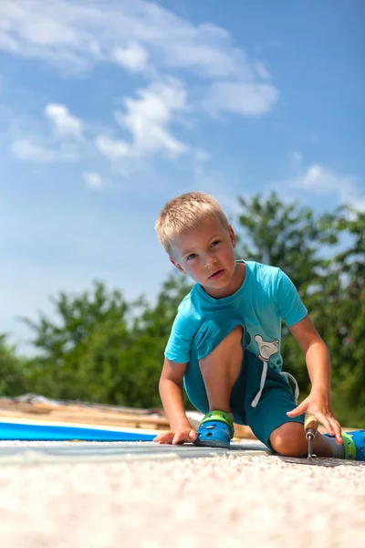 Little Boy Working New Pavement Pool — Stock Photo, Image
