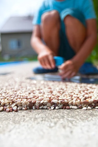 Niño Está Trabajando Nuevo Pavimento Alrededor Piscina —  Fotos de Stock