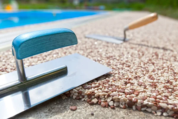 Araçları ile renkli beton çevresinde havuzu