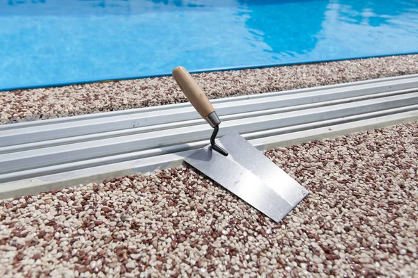 Araçları ile renkli beton çevresinde havuzu