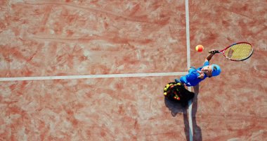 Tenis oynayan küçük çocuk. Bir çocuk için tenis antrenmanı. Hava görünümü.