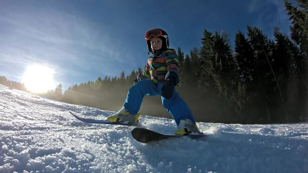 Bambino Anni Gode Una Vacanza Invernale Nella Località Alpina — Foto Stock