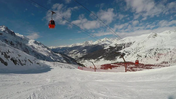 冬の高山のスキー リゾート 伝統的な赤キャビン リフト — ストック写真