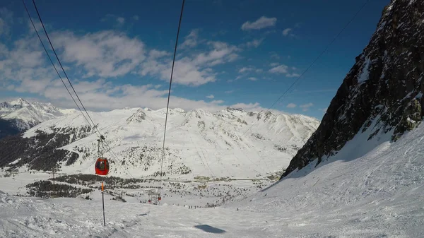 Alpines Winterskigebiet Traditionelle Rote Kabinenaufzüge — Stockfoto