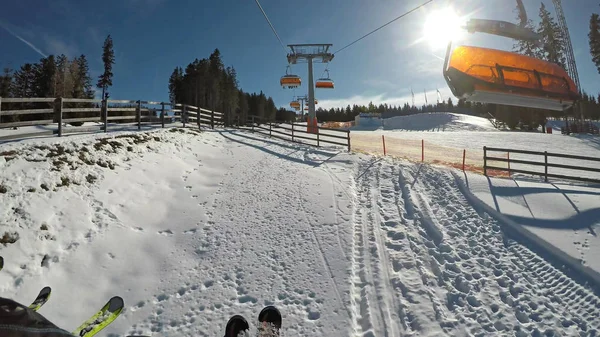 Vinter Alpine Ski Resort Traditionell Röd Stuga Hissar — Stockfoto