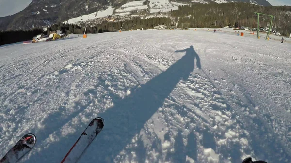 Мужчина Любит Кататься Лыжах Альпах Резная Очередь — стоковое фото