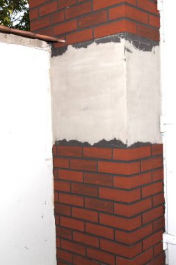 Evi yeniden inşası. Tuğla döşeme duvar bağlar. İmitasyon tuğla.