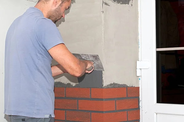 Reconstrução Casa Trabalhador Preso Revestimento Tijolo Imitação Tijolo Fachada Externa — Fotografia de Stock