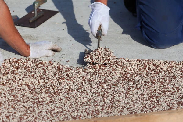 Trabajador Coloca Una Alfombra Piedra Con Resina —  Fotos de Stock