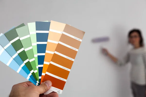 Selecting colors suitable for painting the room. — Stock Photo, Image