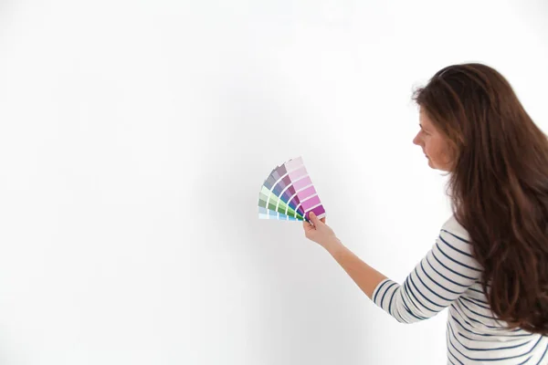 Selecting colors suitable for painting the room. — Stock Photo, Image