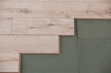 Ahşap zeminin yeniden inşası.