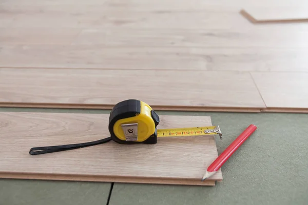 Ahşap zeminin yeniden inşası.