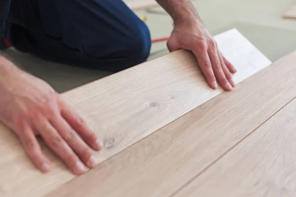 Rekonstruktion des Holzfußbodens. — Stockfoto