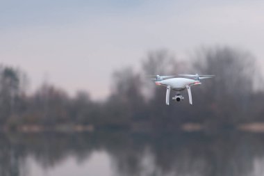 Uçan bir dronun görüntüsü..