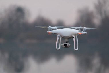 Uçan bir dronun görüntüsü..