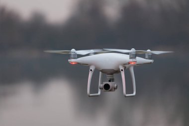 Uçan bir dronun görüntüsü..