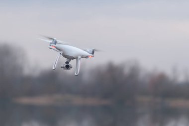Uçan bir dronun görüntüsü..