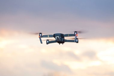 Uçan bir dronun görüntüsü..