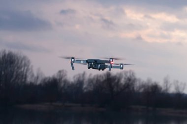 Uçan bir dronun görüntüsü..