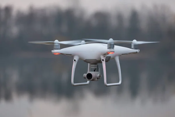 Ein Schuss eines fliegenden Drohnen. — Stockfoto